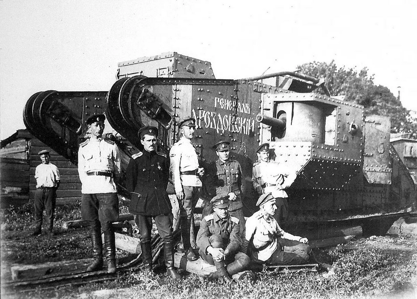 Белогвардейцы у полученного от англичан танка, названного в честь Дроздовского