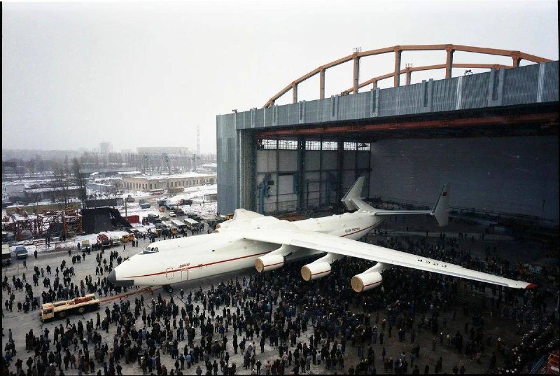 "Красивое фото: выкатка Ан-225 "Мрия" из сборочного цеха. 30 ноября 1988 года. Всего 2 недели назад стартовал и успешно сел на Байконуре беспилотный космический челнок "Буран". PS. Уникальному самолёту суждено было прожить 33 года и 3 месяца. В феврале-марте 2022 года дети и внуки этих людей, что радостно толпятся на кадре, будут ожесточённо сражаться друг с другом недалеко от этих мест.  Такова цена геополитической катастрофы. А вот «небратья» все кричат-кричат, что Мариуполь - город мёртвый. Слышу подобное и ухмыляюсь, ибо с каждым визитом город все лучше выглядит. Сами-то за восемь лет даже стены не залатали в Авдеевке.  Сегодня весь день катался по городу и с удивлением обнаружил, что и там открылся ресторан «Гуси-лебеди», какой в Донецке имеется.  Забежал подкрепиться, а там прямо здорово. Такое все деревянное, тяжелое и зело антуражное. Хачапури настолько мягкое, что голову клади и засыпай. Простите, встаю в пять утра.  Причем у них это не только ресторан, как я понял, но и гостиница. Такая прямо средневековая таверна с разумной долей современных технологий.  Цены не конские, сервис на уровне, еда вкусная. Не по остаточному принципу его открывали, ага.  Это я к чему? Заходит в Мариуполь бизнес. И донецкий, и российский заходит.  И все у них будет нормально, а злопыхатели и дальше будут писать о том, что новые домики на «Мосфильме» сняли. Объединил и немного дополнил свои наблюдения за событиями вокруг FTX и Сэма Бэнкмана-Фрида в одном материале на vc.ru. Буду благодарен «апвойтам». https://vc.ru/finance/550350-izbezhit-li-glava-ftx-nakazaniya-za-finansovye-mahinacii Рубрика занимательных статистических фактов за последнее время: • Мировой спрос на нефть вернулся к допандемийному уровню и даже превысил его на 1%, а добыча, наоборот, сократилась на 1%, согласно данным JODI. Подобное расхождение в спросе и добыче есть хорошая новость для нефтедобывающих стран. И не забывайте, что Китай ещё не избавился от своих мазохистских коронавирусных ограничений. • В 2022 году Европа увеличила импорт СПГ из России на 42% до 17.8 млрд кубометров. Доля российского СПГ в европейском морском импорте составила 16%. На первом месте США с 42%, на третьем Катар с 13.7%. Я ещё в мае оповещал, что новости про эмбарго надо логарифмировать, ибо бюрократическое притворство всюду, а спрос на отечественные углеводороды неизбежен как восход солнца. • По прогнозу ОЭСР расходы на энергию в странах-членах организации увеличатся почти в 2 раза и составят 17.7% ВВП, что превышает уровни первого нефтяного кризиса 1973 года. Для Европы это около $3 триллионов, что бьётся с оценками Goldman Sachs. Но судя по прогнозируемой динамике ВВП и инфляции, в ОЭСР финансового кризиса особо не ждут. Оптимисты. Красивое фото: выкатка Ан-225 "Мрия" из сборочного цеха. 30 ноября 1988 года. Всего 2 недели назад стартовал и успешно сел на Байконуре беспилотный космический челнок "Буран". PS. Уникальному самолёту суждено было прожить 33 года и 3 месяца. В феврале-марте 2022 года дети и внуки этих людей, что радостно толпятся на кадре, будут ожесточённо сражаться друг с другом недалеко от этих мест.  Такова цена геополитической катастрофы." via Vinnie Sanders
