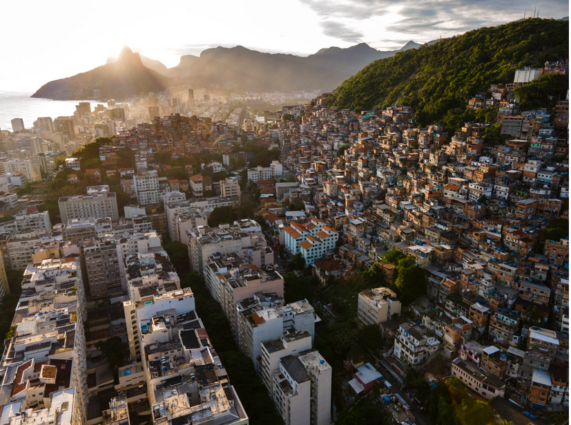 Фавела Кантагало возвышается над самой дорогой недвижимостью в Бразилии, в знаменитом южном районе Рио-де-Жанейро.