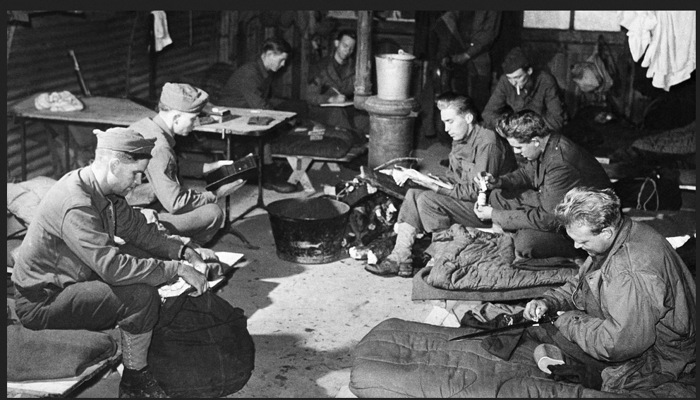 Американские солдаты читают книги из военной библиотеки в своём бараке в северной Ирландии. 24 февраля 1942 г.