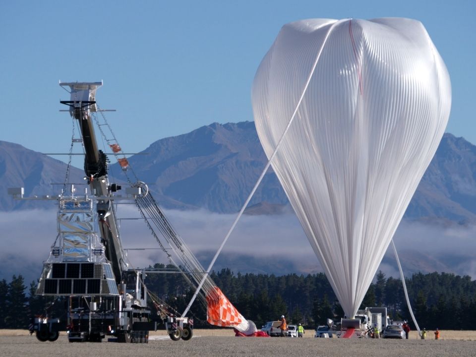 Поднимать карбонат кальция для распыления предлагается в гигантских воздушных шарах. Фото: NASA
