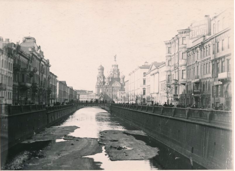 Екатериниский канал в начале ХХ века, самый крупный открытый канал в городе. Сюда сбрасывали нечистоты так шибко, что превратили в клоаку