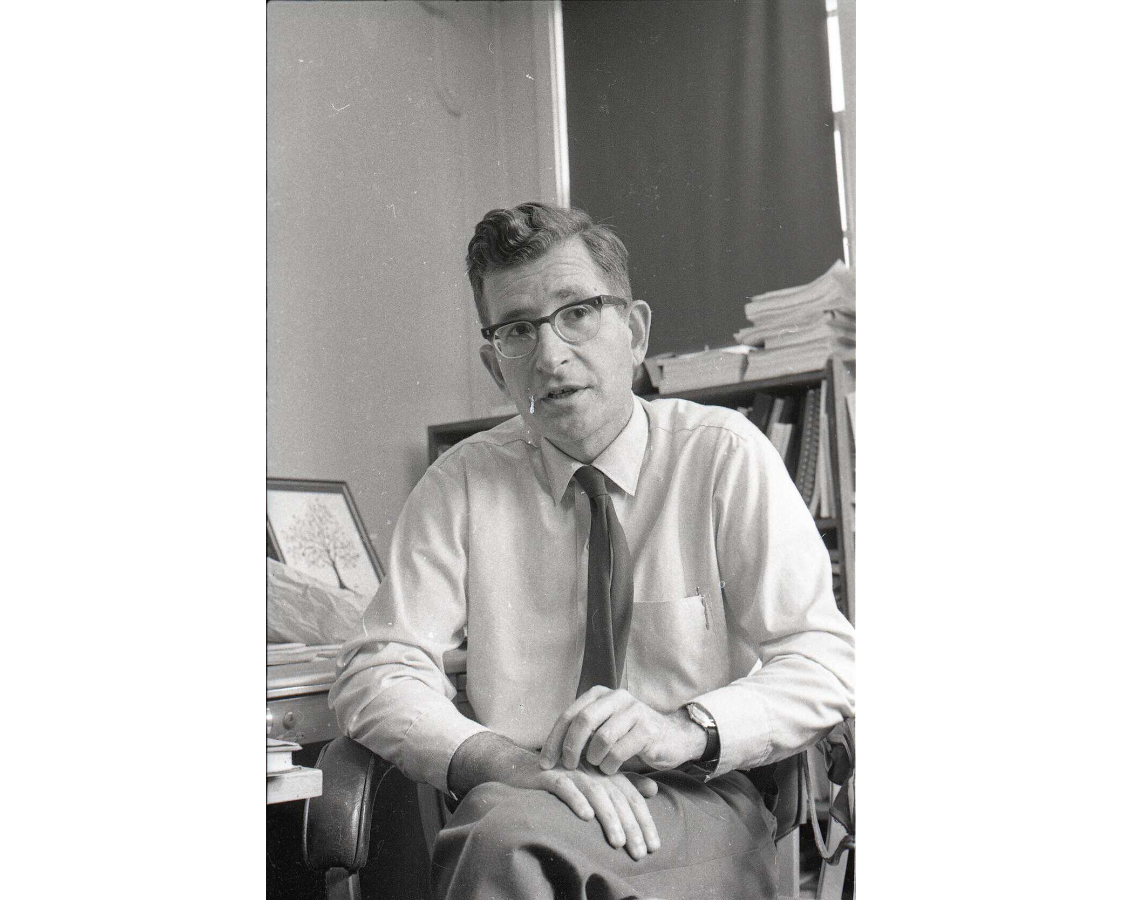 Ноам Хомский в своём офисе в МIТ, октябрь 1970 г.