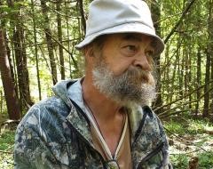 Биологи любят поговорить, что популяция это "система", в которой идёт "саморегуляция", что эволюция происходит "в популяциях", а не в выборке особей, но чаще всего это просто риторика. Для наполнения этих слов смыслом, то бишь эмпирическими данными, отвечающими на вопрос, как именно все эти общие места реализованы в природе, за счёт каких... экологических и поведенческих процессов, нужно исследовать:

    1) действительно ли локальные катастрофы, "точечно" ликвидирующие население вида или меняющие местообитания в неблагоприятную сторону, вызывают популяционный ответ на значительно большей площади, направленно восстанавливающий уничтоженное до прежнего уровня и/или приспосабливающий особей, "направляемых" в место катастрофы, к жизни в созданной ею экстремальной среде?

    2) действительно ли население вида распределено не случайно, не ограничено лишь подходящими местообитаниями и другими барьерами, как жидкость налитая в стакан, но структурировано даже в однородной среде? Действительно ли характер этой структуризации (внешний вид группировок, изображенных "россыпью" точек в "лоскутном одеяле" местообитаний разного качества, и/или способы связанности их друг с другом) средой лишь ограничивается извне; определяется же он "конструкцией" социальной организации данного вида и популяции, их (и её) территориальными связями, всеми теми отношениями, характерный паттерн которых образует пространственно-этологическую структуру, более или менее специфичную для вида или нескольких близких видов;

    3) сохраняет ли популяция устойчивость паттернов отношений, описанных в 2), как в целом, так и в отдельных группировках, вопреки "возмущениям", созданным экологической стохастичностью вне неё и демографической стохастичнстью внутри, может направленно заселять наиболее подходящие биотопы из имеющейся палитры на новых территориях и в ещё не освоенных видом ландшафтов, где среда обитания экстремальная для вида?

    4) реализована ли динамическая устойчивость типа 3) благодаря общим (пространственно протяженным) регулятивным ответам на точечные (локальные) воздействия вроде описанных в 1) или нет?

Блистательные работы Н.А.Щипанова по мелким млекопитающим (Щипанов, 2000, 2003; Щипанов, Купцов, 2004) и некоторых орнитологов по синицам, дятлам, дневным хищникам (Penteriani et al, 2011; Lenda et al., 2012; Robles, Cuidad, 2017, 2020) дают положительный ответ на все 4 вопроса, наполняют фактическим материалом доселе пустую риторику про популяцию как "систему", "единицу эволюции", её "структуру" и "саморегуляцию" в ней — всё то, в чём любил упражняться Урманцев. 
В западной литературе "популяцией" называют население данной территории, простую сумму обитающих там особей, хотя эффект Олли и прочие проявления связанности особей, управления их перемещениями и взаимодействиями со стороны целого дожны бы заставить задуматься. В отечественной, наоборот, тот же термин означает системное единство, структуру отношений, свойственных данному виду в данной части ареала, устойчиво воспроизводимых вопреки экологической и демографической стохастичности, как минимум пока численность не упадёт ниже порога минимальной жизнеспособности, и управляющих перемещениями и взаимодействиями особей на данной территории через сигнальное поле, как резидентов в группировках, так и нерезидентов в "подвижном резерве". Как именно это осуществляется у разных видов, дальше рассказывается по книге Николая Александровича «Экологические основы управления численностью мелких млекопитающих (Избранные лекции)» 2007 г