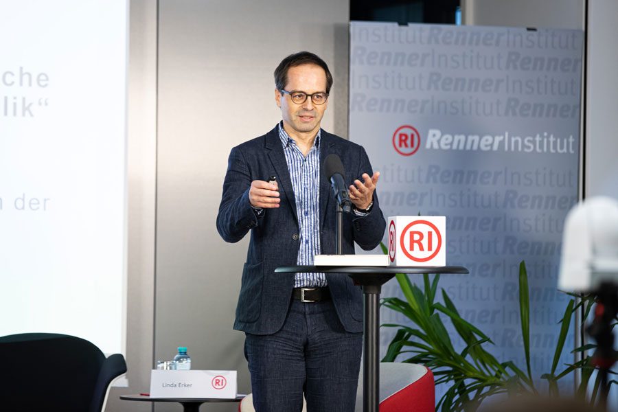 Print PDF Клаус Ташвер выступает в Институте Карла Реннера, политакадемии СДПА. 110 лет назад [т.е. в 1903 году] Конрад Лоренц и Бернгард Хеллманн родились в один день [7 ноября] дружили [&hellip;]