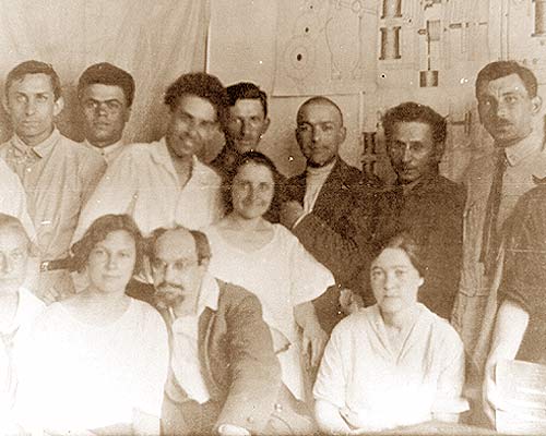 Л.С. Выготский среди коллег. Во втором ряду слева направо: третий – А.Р. Лурия, пятый – Л.С. Выготский